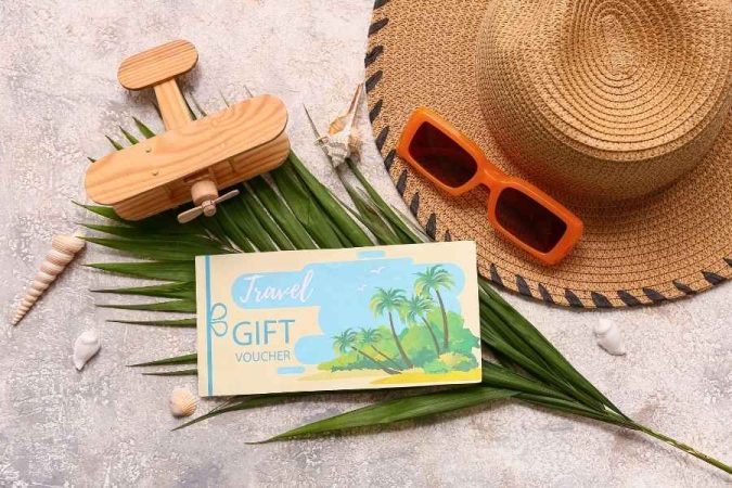 Un bon cadeau voyage, un avion en bois, un chapeau de paille et des lunettes de soleil, idéaux pour découvrir les villes moins connues en Europe.